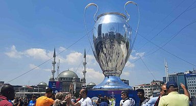 UEFA Şampiyonlar Ligi Finali'ne saatler kala Taksim'de coşkulu görüntüler