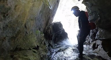 Uludağ'da kar sularının eridiği mağarada tehlikeli macera