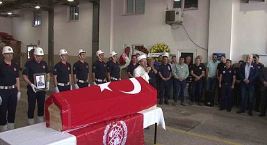 Ümraniye'de çatıdan düşerek şehit olan itfaiye eri için tören