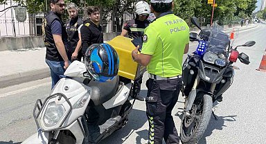 Uygulamadan kaçarken yakalanan sürücü, "Ehliyetim yanımda yoktu, döndüm, polis abi Allah razı olsun beni yakaladı"