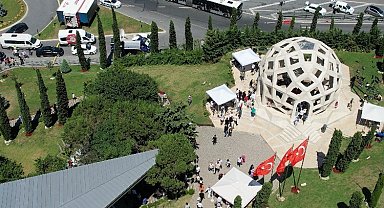 15 Temmuz Şehitler Anıtı'na ziyarete gelenler havadan görüntülendi