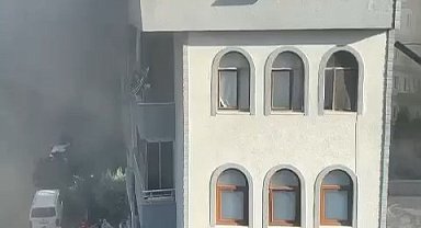 5 katlı binanın çatısı alev alev yandı