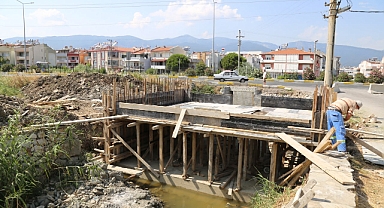 AKÇAY PİNA DERESİ’NE YENİ KÖPRÜ YAPILIYOR