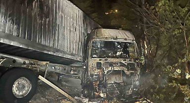 Ankara'da kontrolden çıkan tır şarampole yuvarlanıp alev aldı