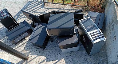 Arnavutköy'de pişkin hırsızlar çaldıkları kredi kartı ile çalıntı motosiklete akaryakıt alıp okul soydu