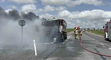 Arnavutköy'de yol bakım aracı alev alev yandı: Ortalık kara dumanla kaplandı