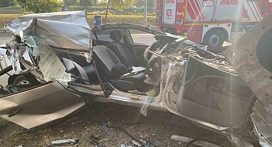 Ataşehir'de direğe çarpan otomobil hurdaya döndü: 1 yaralı