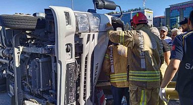 Ataşehir'de iki kamyon çarpıştı, sürücü devrilen araç içinde sıkıştı