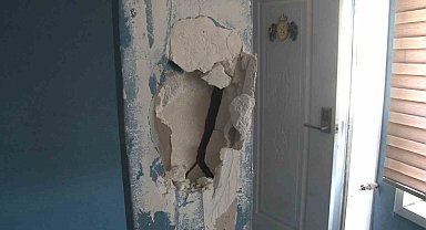 Ataşehir'de Otelde Satırlı Tahliye Krizi: Camları Söktü, Duvarları Kırdı