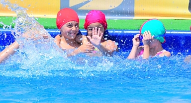 Balıkesir'de 9 Bin Çocuk Yüzme Öğrendi   