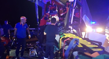 Balıkesir'de Otobüs, Beton Mikserine Çarptı: 2'si Ağır 44 Yaralı