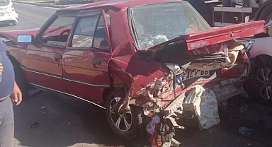 Bandırma'da Zincirleme Kazada 4 Araç Birbirine Girdi