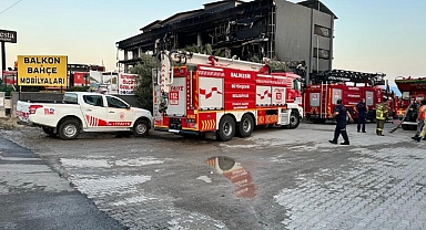 Burhaniye’de Mobilya Mağazası Yandı   