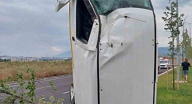 Bursa'da direğe çarpan hafif ticari araç şaha kalktı