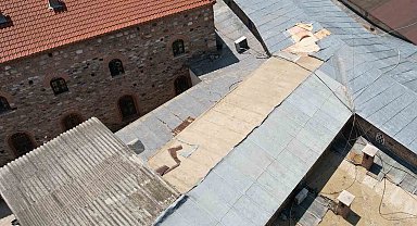 Bursa'da tarihi çarşının çatısındaki kurşunları çaldılar