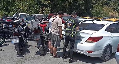 Çarşaflı kadınların üzerine motosiklet süren 2 kişi yakalandı