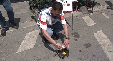 Güneşin altında ısınan tavada yumurta pişirdiler