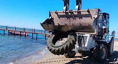 Denizde İnsanları Yaralayan Kamyon Lastiğini İtfaiye Dalgıçları Çıkardı   