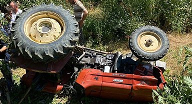 Devrilen traktörün altında kalan sürücü hayatını kaybetti