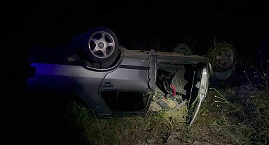 Direksiyon hakimiyetini kaybeden sürücü aracıyla tarlaya uçtu