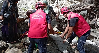 Edremit'te Turist Kayalıklardan Düştü