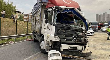 Esenyurt'ta bariyerlere çarpan sebze yüklü kamyon devrildi: 1 ölü, 1 yaralı