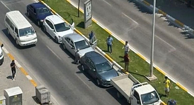 Eski Doğumevi Kavşağı'nda Zincirleme Kaza