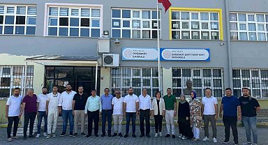 Fırçayı eline alan gönüllüller okulları boyadı