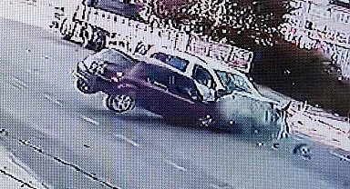 Hafif ticari araç ile otomobil kafa kafaya çarpıştı: 6 yaralı