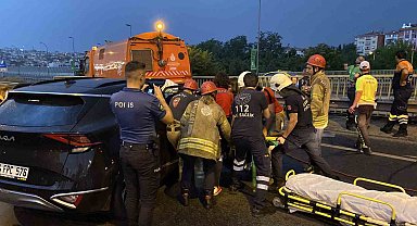 Haliç Köprüsü'nde otomobiliyle belediye aracına çarpan sürücü kaçtı, 1 kişi ağır yaralandı