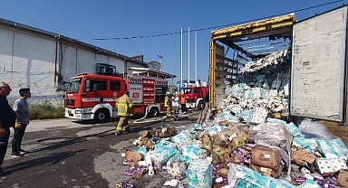 Havlu Peçete Yüklü Kamyonda Yangın Çıktı