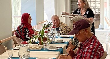 Huzurevinde kalan Necmiye nine aşure geleneğini sürdürüyor