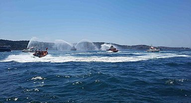 İstanbul Boğazı'nda 15 Temmuz şehit ve gazilerine saygı seyri