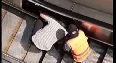 İZBAN'da yürüyen merdiven boşluğuna düşen yaşlı adam yaralandı