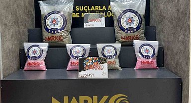 İzmir polisi yüklü miktarda bonzai ve ecstsy hap ele geçirdi
