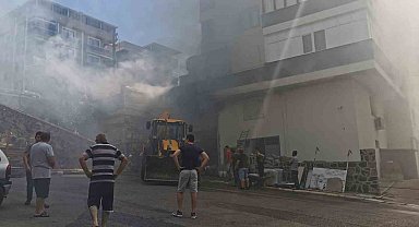 İzmir'de inşaat malzemeleri deposunda yangın