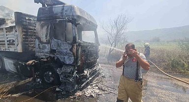 İzmir'de Saman Yüklü Tır Alev Aldı