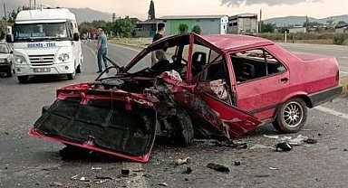 İzmir'deki kazada otomobil kağıt gibi yırtıldı: 2 yaralı