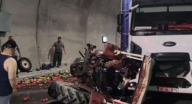 Kamyon, karpuz yüklü traktöre arkadan çarptı; 1 yaralı