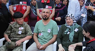 Kardeşi, şehit ağabeyini üniformasıyla uğurladı