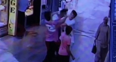 Kavga eden gençleri süpürgesiyle ayırdı