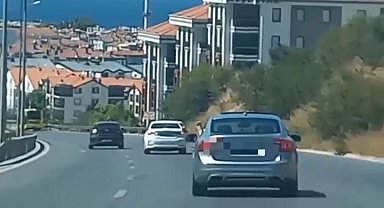 Kazaya davetiye çıkardı... Araba kullanırken ayağını camdan dışarı çıkardı