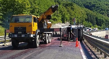 Kiraz Yüklü Kamyon Devrildi, Tonlarca Meyve Yola Saçıldı