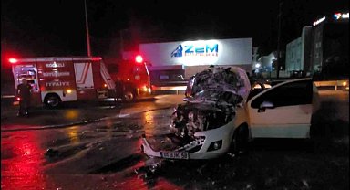 Kontrolden çıkan araç otomobile çarpıp alev aldı