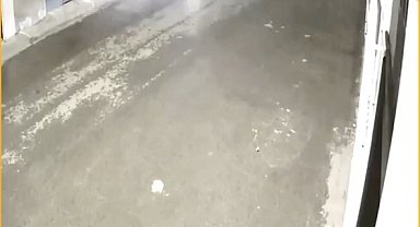 Kontrolden çıkan otomobil doğalgaz borusuna böyle çarptı