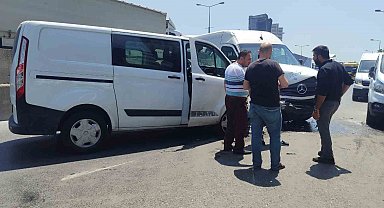 Küçükçekmece'de İki Araç Kafa Kafaya Çarpıştı