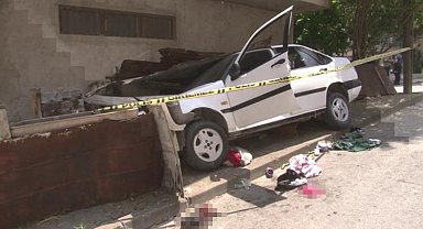 Otomobil kaldırımda oturanların arasına daldı: 1'i ağır 3 yaralı