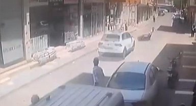 Otomobil motoru adeta biçti, sürücü son anda atlayarak kurtuldu