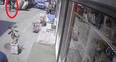 Otomobil yolun karşısına geçen bisikletliye böyle çarptı