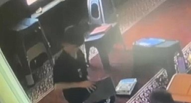 Pantolonunun içine soktuğu laptopu alıp kaçtı